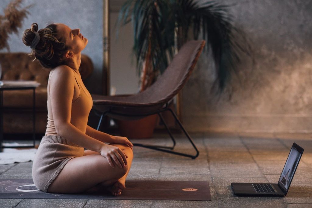 kundalini yoga : une femme s'étirant